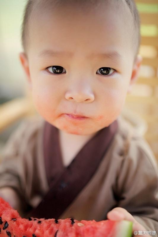 2歲萌娃吆喝自家西瓜 這個“瓜娃子”要火?。ńM圖）
