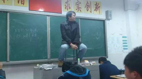 看你怎么作弊 監考老師出高招：頭頂報紙擋視線