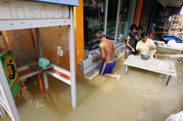 Storm-triggered floods soak Thailand